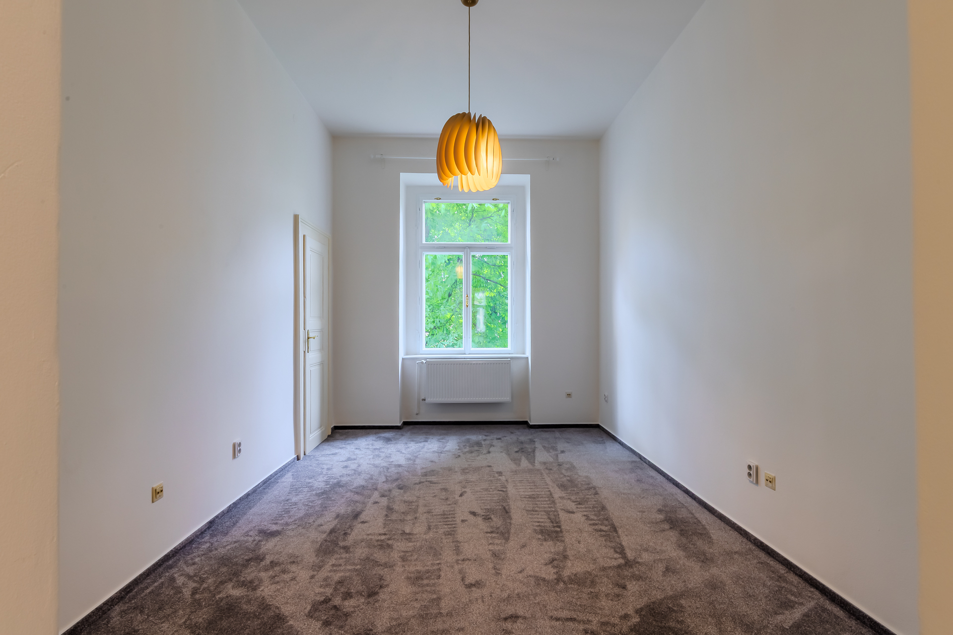 Ložnice s designovým svítidlem